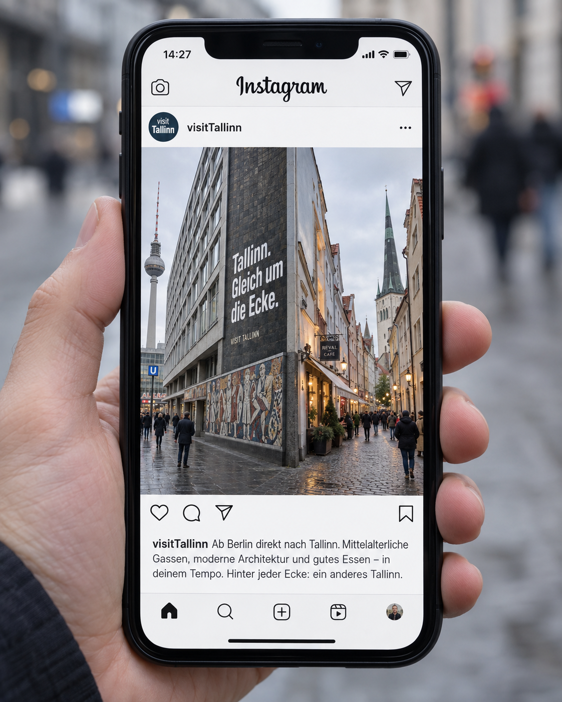 Fotorealistlik AI-kavand: ühe käega hoitud mustas iPhone’is ühendab hoone nurk Berliini ja Tallinna.