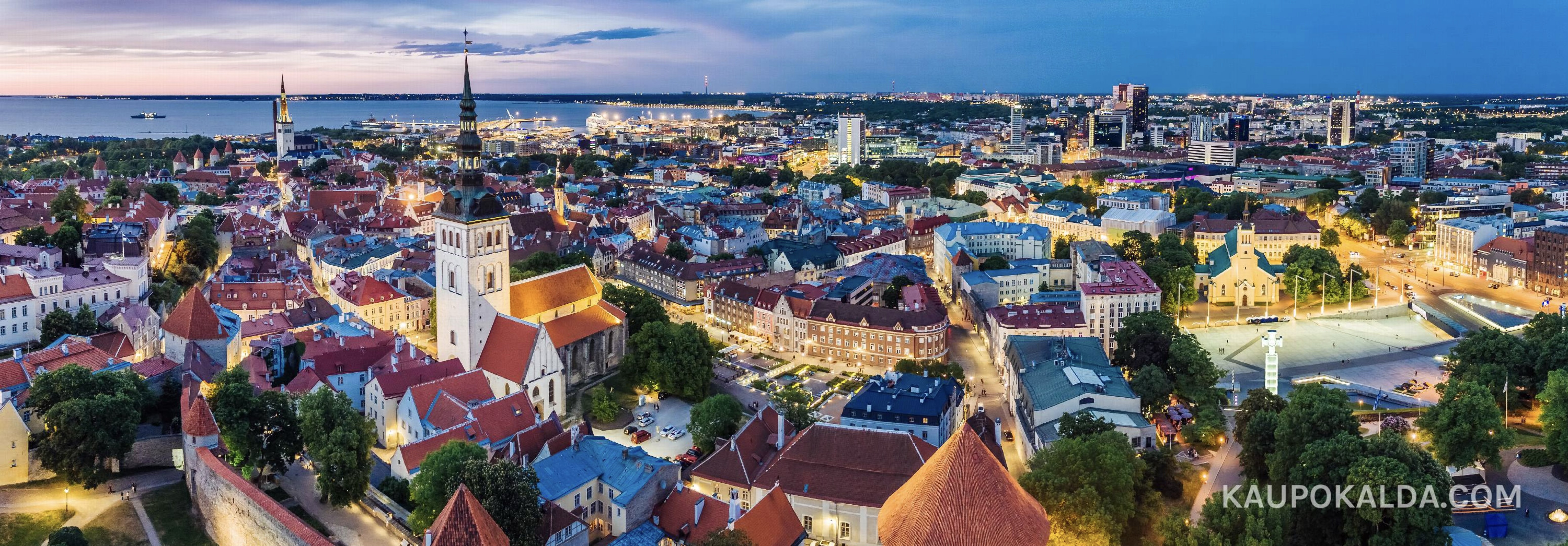 Tallinna vanalinna katused ja valgustatud tänavad sinisel tunnil. Foto: Kaupo Kalda.